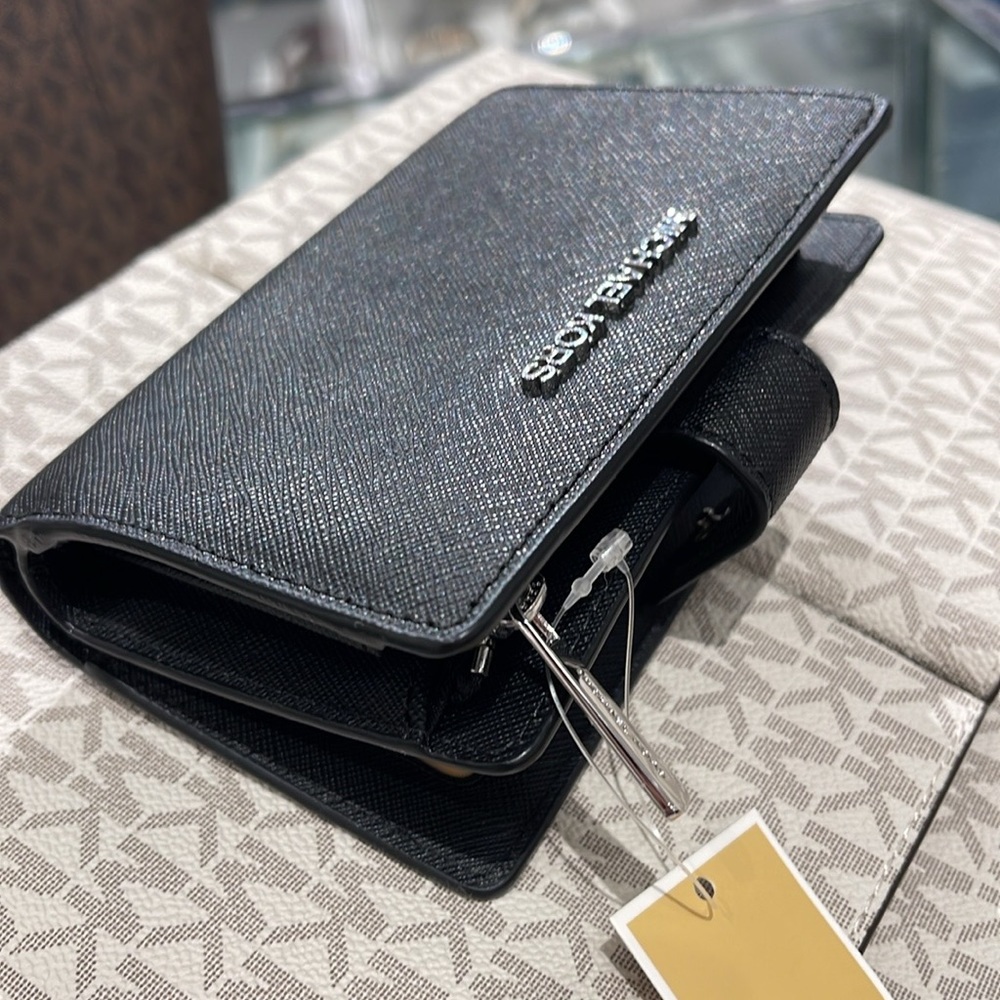 MICHAEL KORS
Medium Crossgrain Leather Wallet
Black 
NWT - Picture 7 of 16